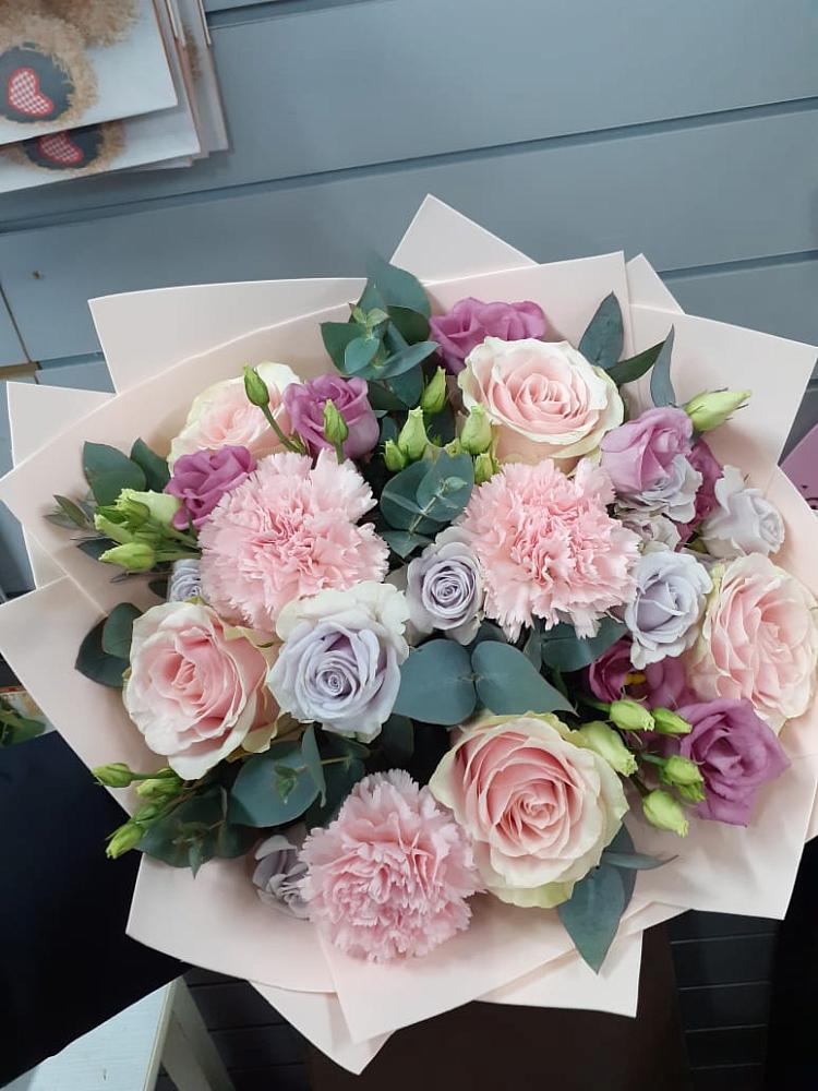 Букет цветов из: Розы, Гвоздики и Лизиантусы в Ерново